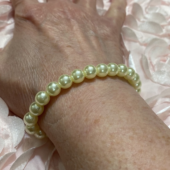 Set Of 2 NWOT Stretch Faux Pearl Bracelets! - Picture 4 of 4